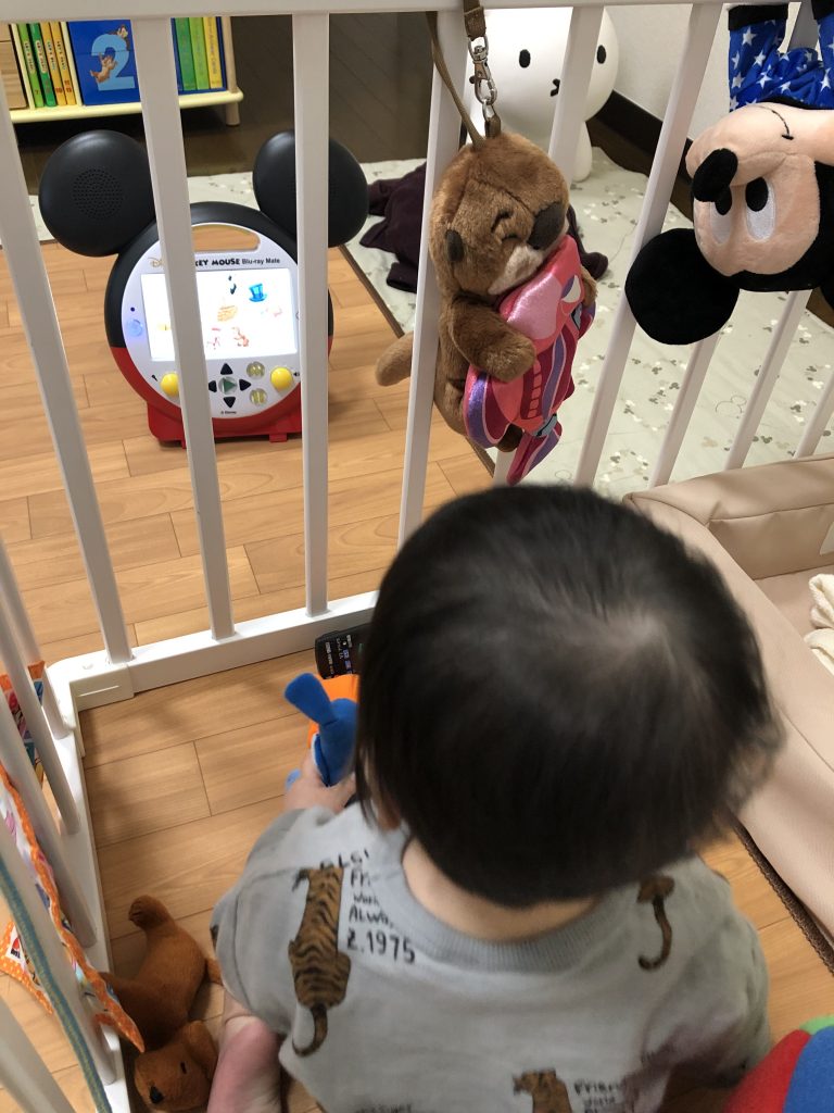 映像眺める息子