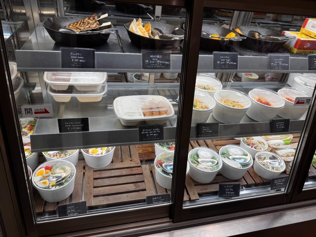 ヒルトン東京ベイ館内ローソンの冷蔵ショーケースに並ぶお弁当やサラダ