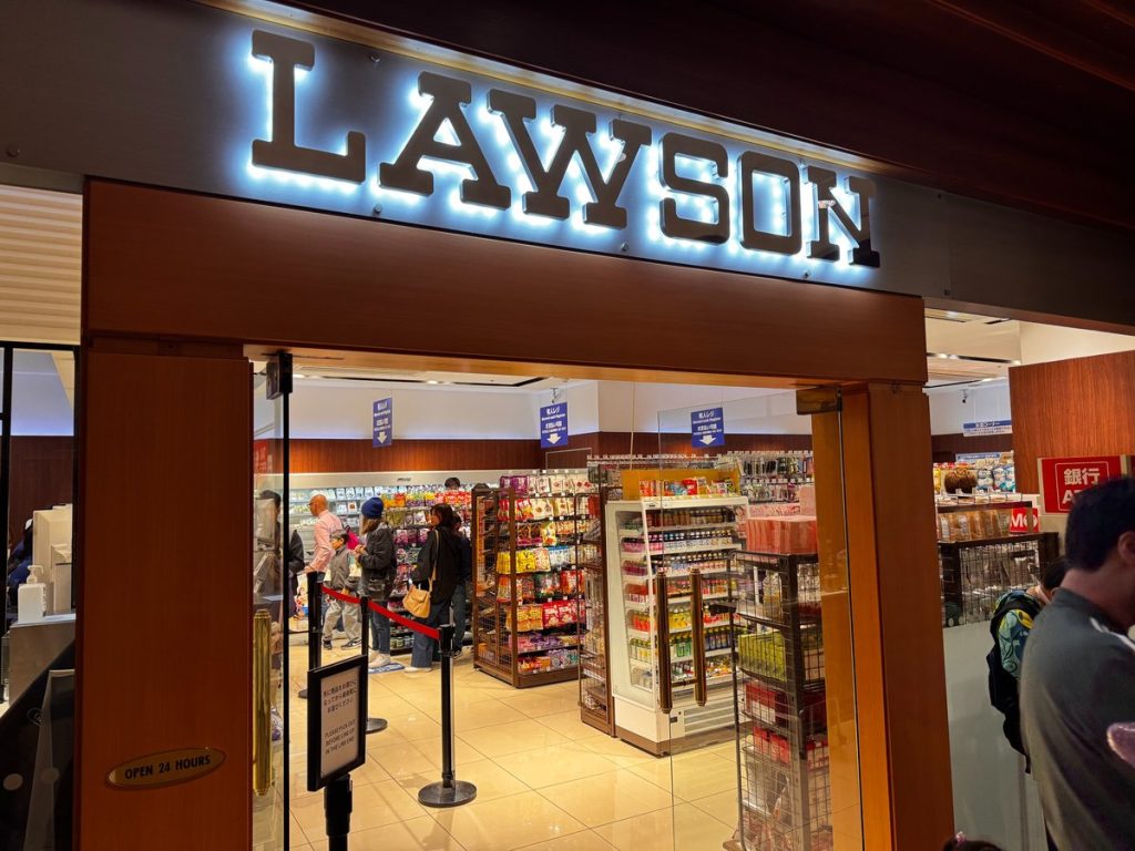 ヒルトン東京ベイ館内にあるローソン店内の様子と買い物客