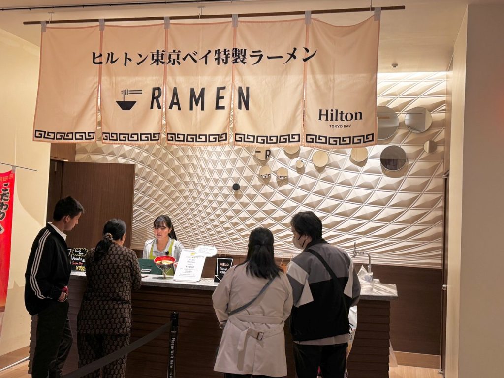 ヒルトン東京ベイ館内にある特製ラーメンカウンターで注文する宿泊客